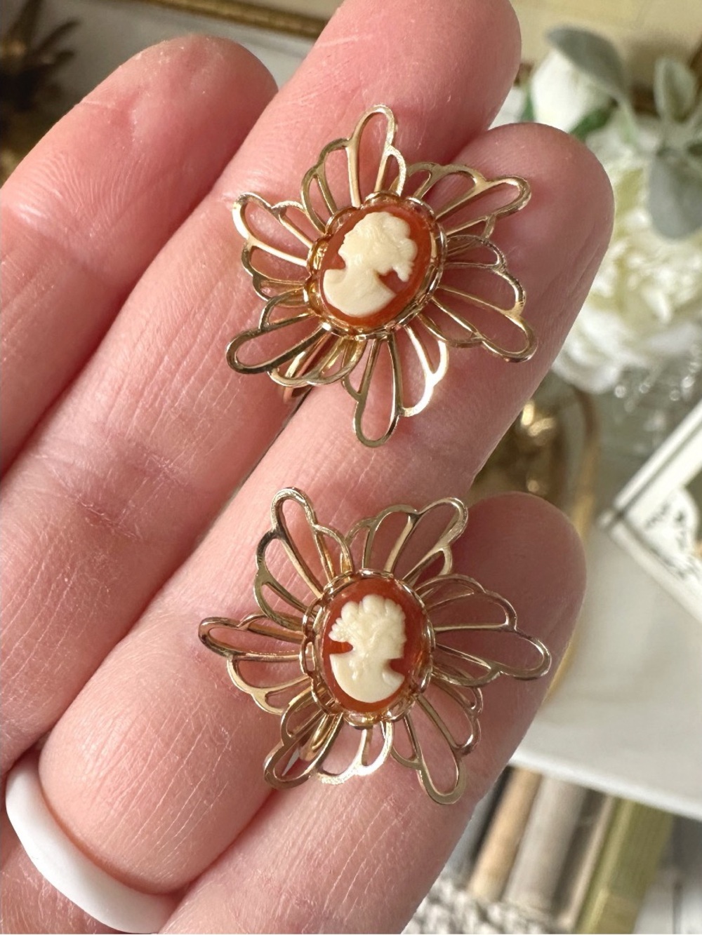 Vintage 1940s cameo earrings intricate gold colored filigree frames